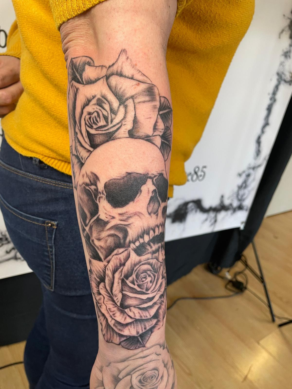 tete-mort-roses-zyk